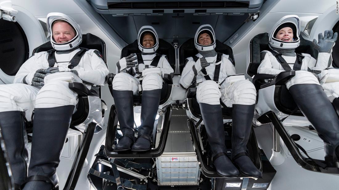 スペースXの観光宇宙船打ち上げ 史上初、旅行客4人のみで滞在