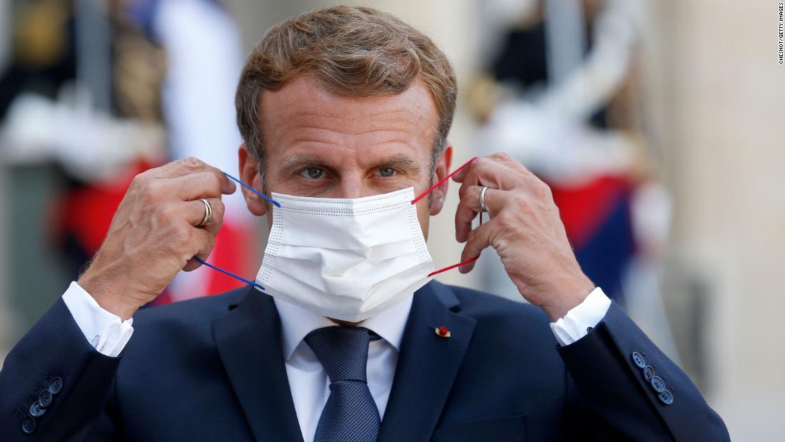 記者会見でフェイスマスクを着用するフランスのマクロン大統領＝６日、フランス・パリのエリゼ宮（大統領府）/Chesnot/Getty Images
