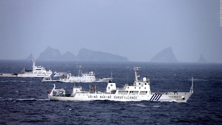 北小島と南小島付近を並んで航行する海上保安庁の船舶（奥）と中国海上警備局の船舶/The Asahi Shimbun/Getty Images