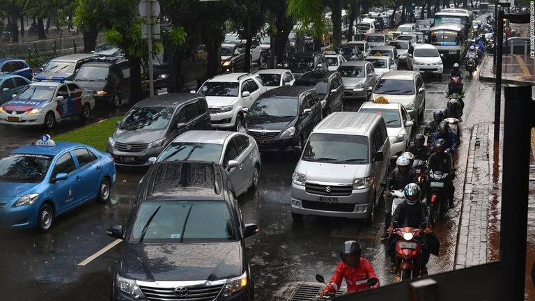 通勤ラッシュで混雑した道路＝２０１３年４月２５日、インドネシア・ジャカルタ/Bay Ismoyo/AFP/Getty Images