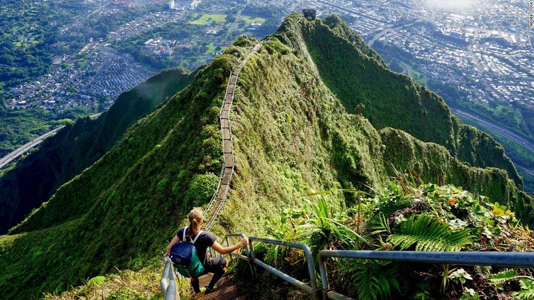 210914224113-haiku-stairs-hawaii-trnd-super-169.jpg