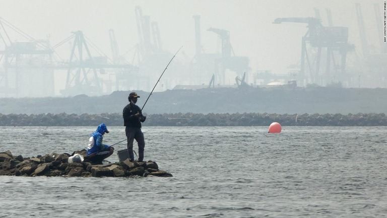 釣りをする人＝２０２０年６月２０日、インドネシア・ジャカルタ/Bay Ismoyo/AFP/Getty Images