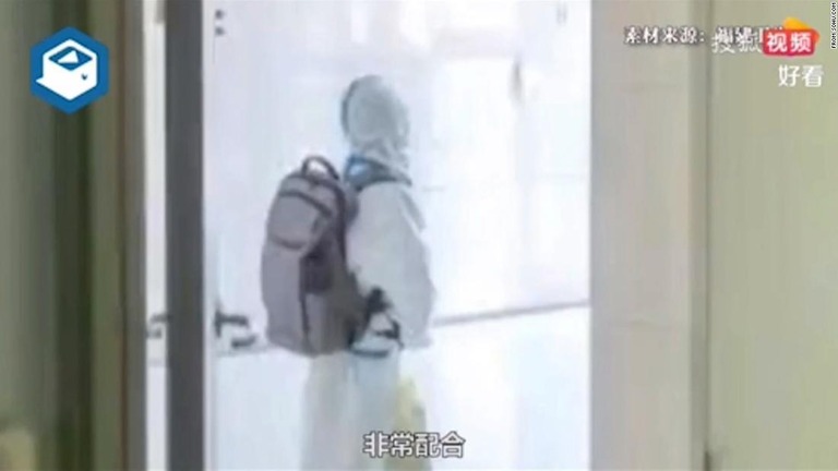 ４歳児が防護服姿で隔離される動画が拡散し、中国社会に衝撃が走った/From Sohu.com