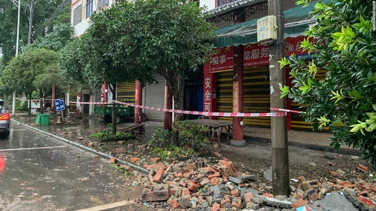 地震の後道路にがれきが散乱する瀘州市＝１６日/STR/AFP/Getty Images