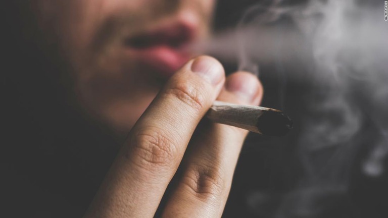 マリフアナたばこをすう男性/Shutterstock