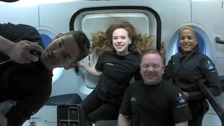 （左から）ジャレッド・アイザックマンさん、ヘイリー・アルセノーさん、クリス・センブロスキーさん、シアン・プロクターさん/SpaceX