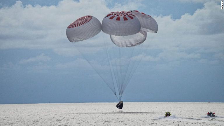 フロリダ沖に着水する宇宙船/SpaceX