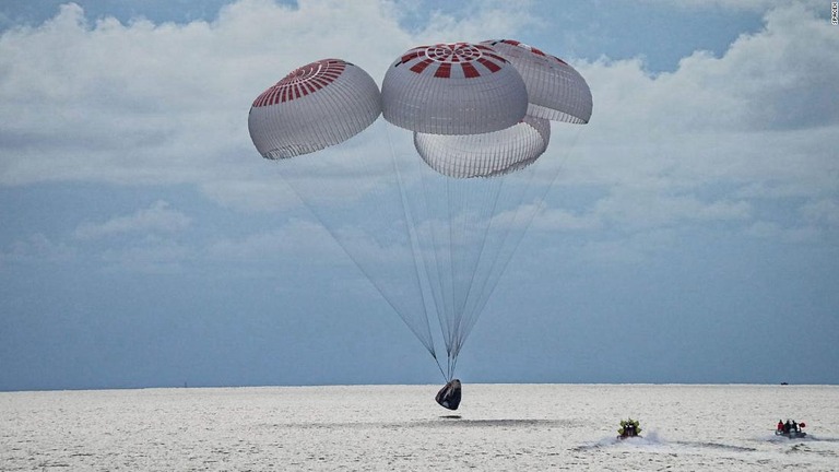 スペースＸの宇宙船「クルードラゴン」が宇宙滞在を終えて無事帰還した/SpaceX