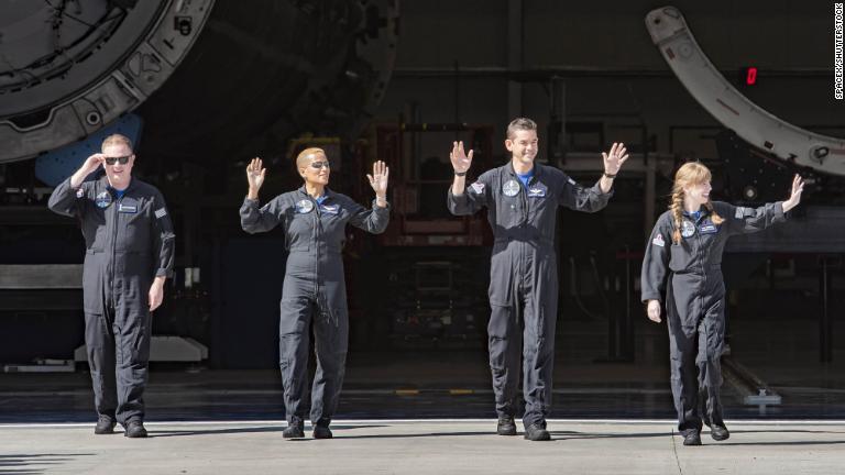 出発前にあいさつする搭乗者の４人/SpaceX/Shutterstock