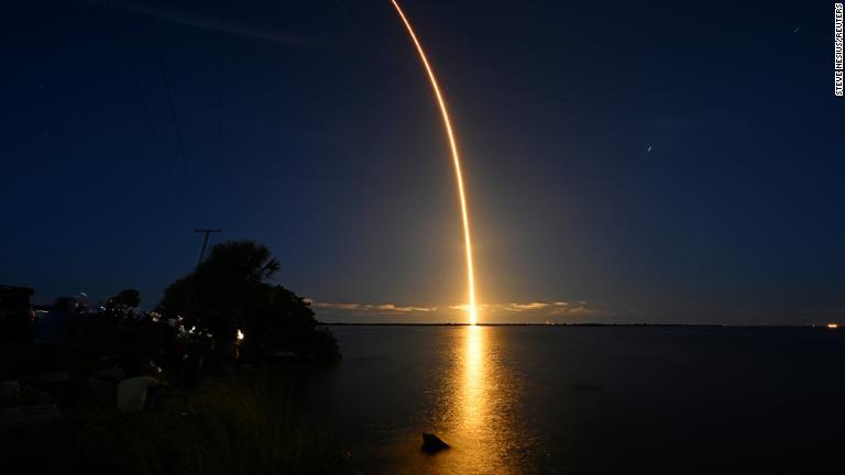 宇宙船が打ち上げられた軌跡/Steve Nesius/Reuters
