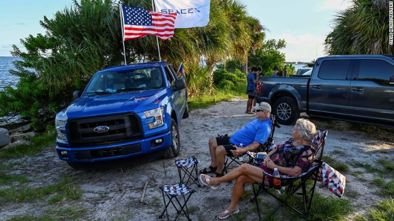 打ち上げを待つカップル＝米フロリダ州タイタスビル/Steve Nesius/Reuters