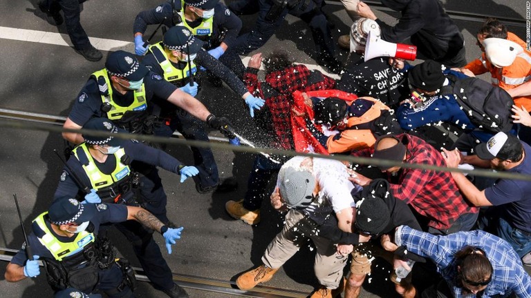警察官と衝突するデモ隊＝１８日、オーストラリア・メルボルン/James Ross/AAP Image/AP