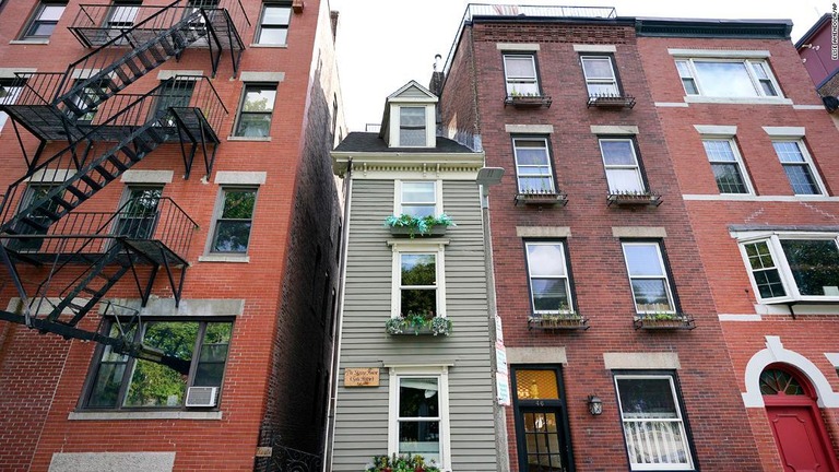 米ボストン市内で最も幅の狭い家として知られる通称「スキニーハウス（細い家）」が売却された/Elise Amendola/AP
