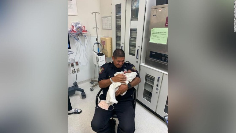 助けた生後１カ月の赤ちゃんを抱く警察官/Hudson County Prosecutor's Office
