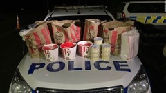 都市封鎖中に大量の「ＫＦＣ」、車で持ち込み図った２人組を逮捕　ＮＺ