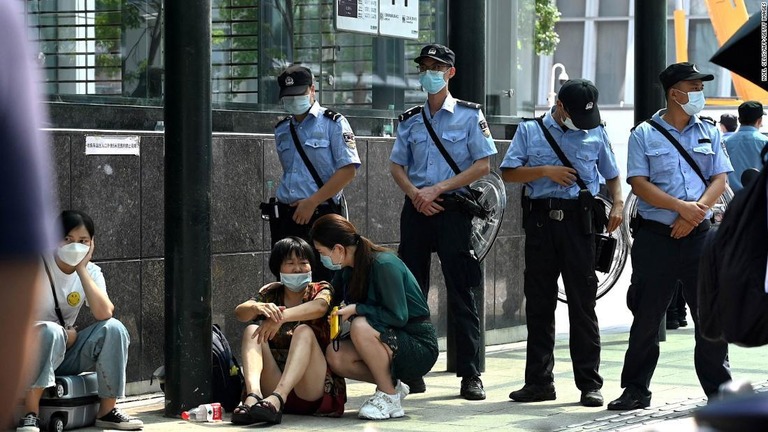 深センの本社前に集まった人々＝１５日/NOEL CELIS/AFP/Getty Images