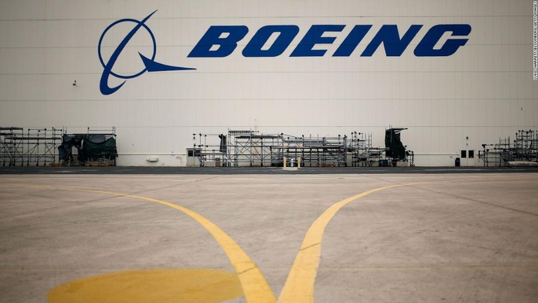 米ボーイングが次期大統領専用機「エアフォースワン」として改修作業を進めている機体の中でテキーラの空き瓶が２本見つかったことが分かった/Luke Sharrett/Bloomberg/Getty Images