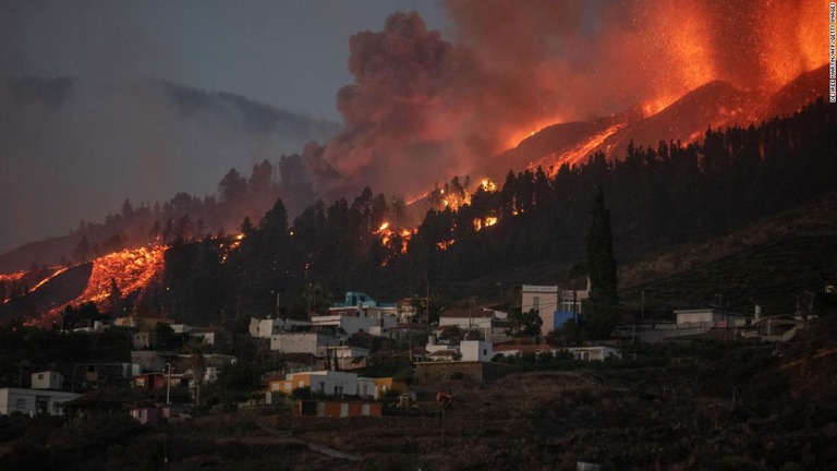 火山から流れ出る溶岩＝１９日、ラパルマ島エルパソ/Desiree Martin/AFP/Getty Images