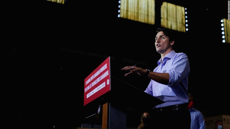 カナダのトルドー首相。地元メディアの予測によれば、与党・自由党が第１党を確保する見通しであることがわかった/Carlos Osario/Reuters