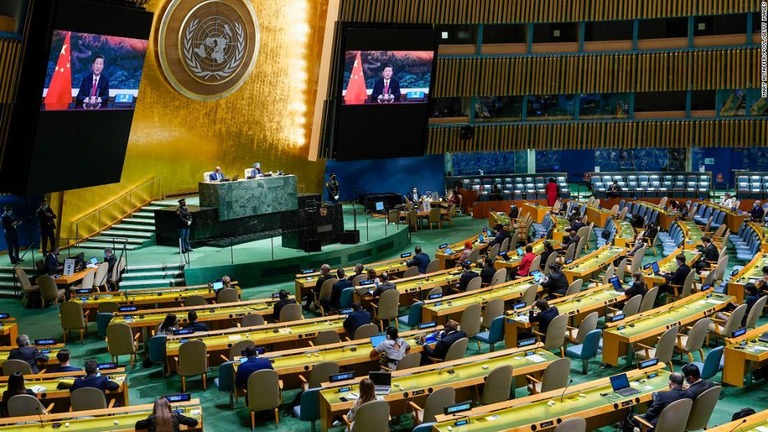 国連総会議場のスクリーンに映る中国の習近平国家主席＝２１日/Mary Altaffer/Pool/Getty Images