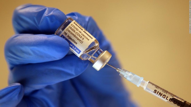 ジョンソン・エンド・ジョンソン（Ｊ＆Ｊ）は、新型コロナウイルスワクチンについて、２回目の追加接種を行うことで、中等症以上の症例を９４％減らす効果が得られたと発表した/Wolfgang Kumm/picture alliance/Getty Images