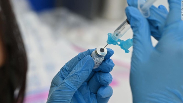 ファイザー製ワクチンの接種準備をする医療関係者＝８月１１日、ロサンゼルスの接種会場/ROBYN BECK/AFP/Getty Images