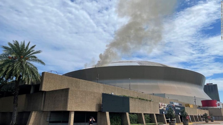 多目的ドーム「シーザーズ・スーパードーム」の天井部分で火災があり、負傷者が出た/Chief C Mickal/New Orleans Fire Department/AP