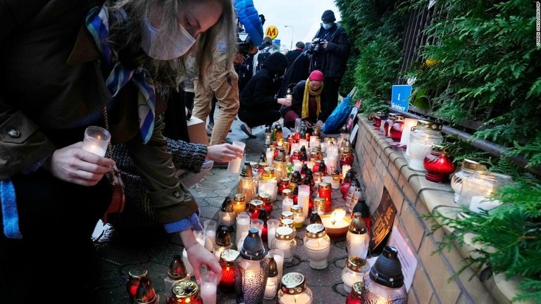W国境付近で遺体で見つかった移民の人々にろうそくをささげるワルシャワの人々/Czarek Sokolowski/AP