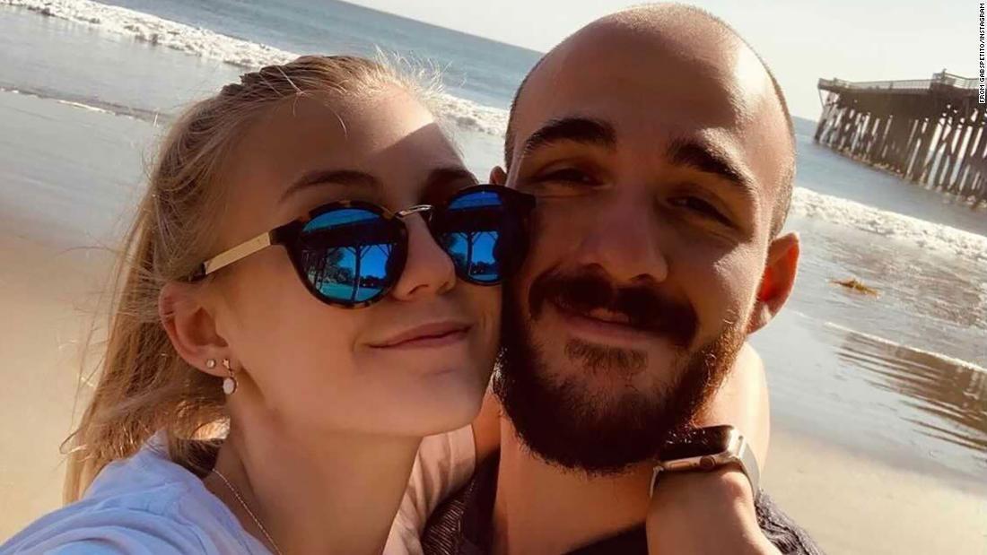 ギャビー・プティートさん(左)と婚約者のブライアン・ロンドリー氏/from gabspetito/Instagram