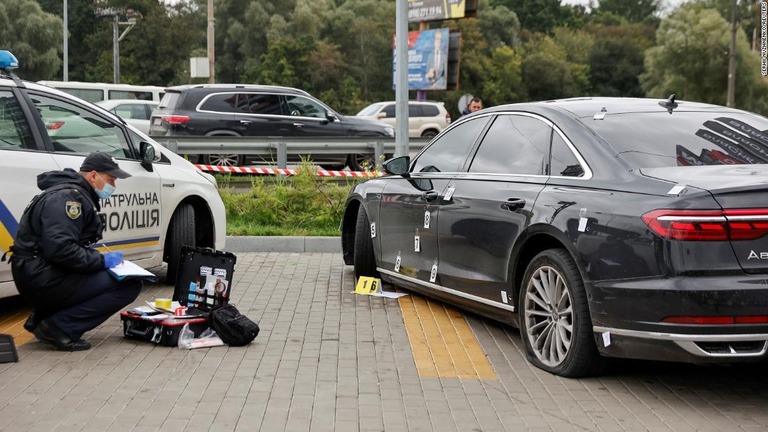 ゼレンスキー大統領の側近が乗っていた車の弾痕を検証する捜査官/Serhii Nuzhnenko/Reuters