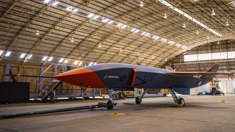 初の試験飛行に臨むボーイングの無人機「ロイヤルウィングマン」。オーストラリアの工場で最終段階の組み立てが行われる予定＝２１日/Boeing