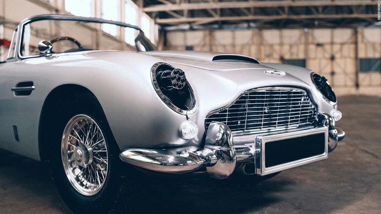 アストン・マーチンＤＢ５の子ども版。ヘッドライト部分からおもちゃのマシンガンが現れる/Aston Martin