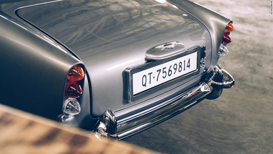 ナンバープレートはデジタル表示で切り替え可能。排気口からはスモークが出て煙幕を作る/Aston Martin