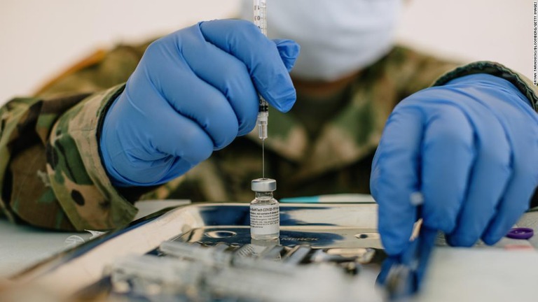 ニューオーリーンズのドライブスルー方式の接種会場でファイザー製ワクチンの接種準備をする州兵＝８月２４日/Bryan Tarnowski/Bloomberg/Getty Images
