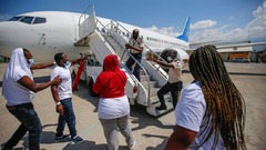 空港が混乱状態に、米国から強制送還され人々が怒りあらわ　ハイチ
