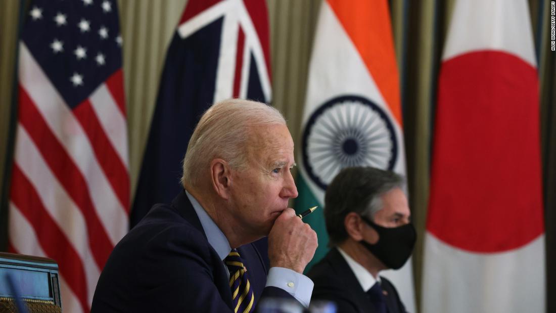 クアッドの安全保障対話に参加するバイデン米大統領(中央)とブリンケン国務長官。バーチャル会議形式で開催=3月12日/Alex Wong/Getty Images
