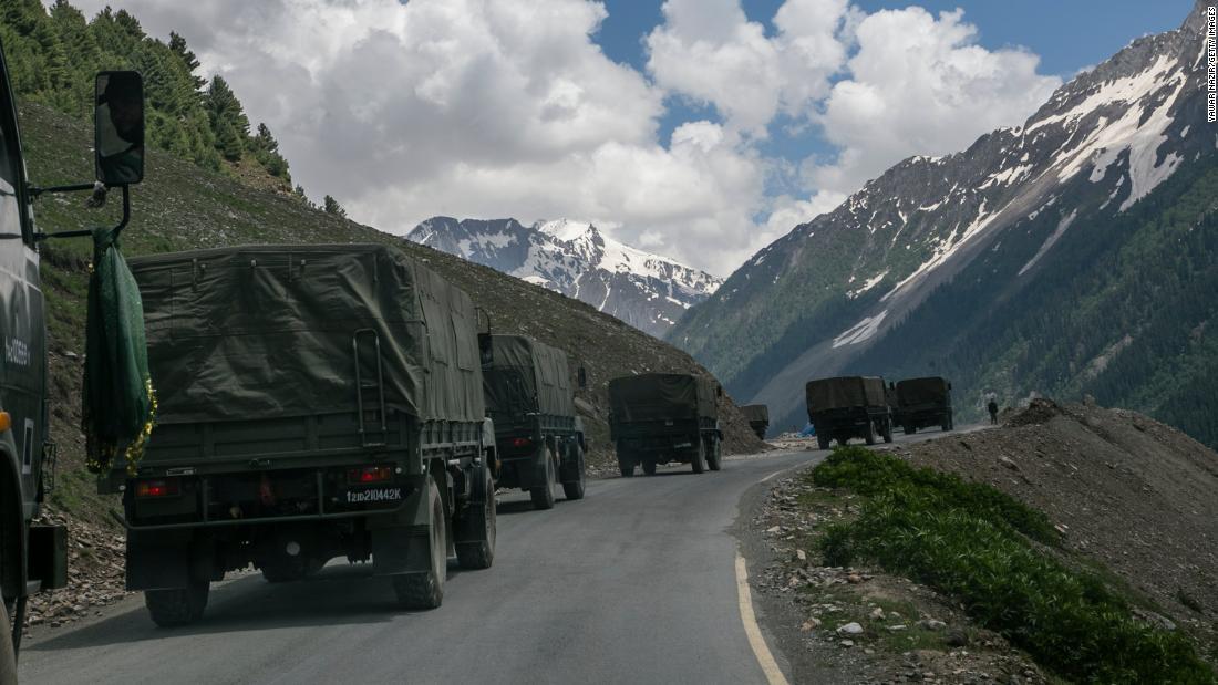 中国国境に向かうインド軍の車列/Yawar Nazir/Getty Images 