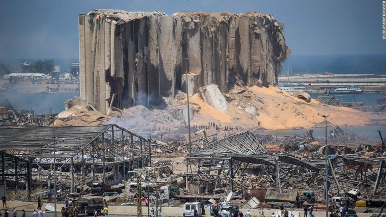 爆発後の様子＝２０２０年８月５日、レバノン・ベイルート港/Daniel Carde/Getty Images