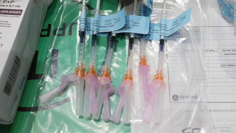 接種準備が行われる新型コロナウイルスワクチン/Steve Russell/Toronto Star/Getty Images