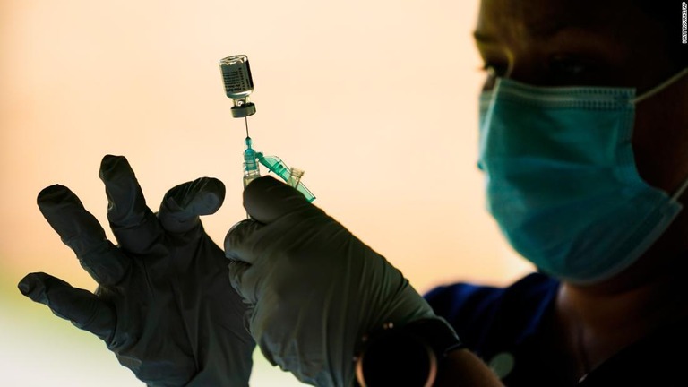 米ファイザー製ワクチンの追加接種が高齢者らを対象に推奨されることが決定した/Matt Rourke/AP