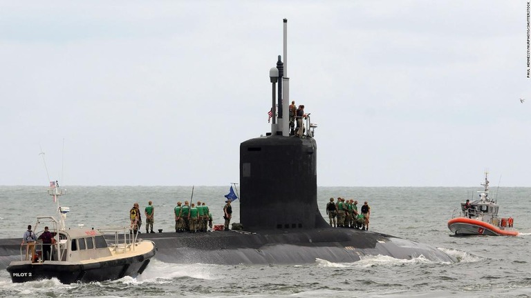 フロリダ州ポートカナべラルを後にする米海軍攻撃型原潜「インディアナ」＝２０１８年/Paul Hennessy/NurPhoto/Shutterstock