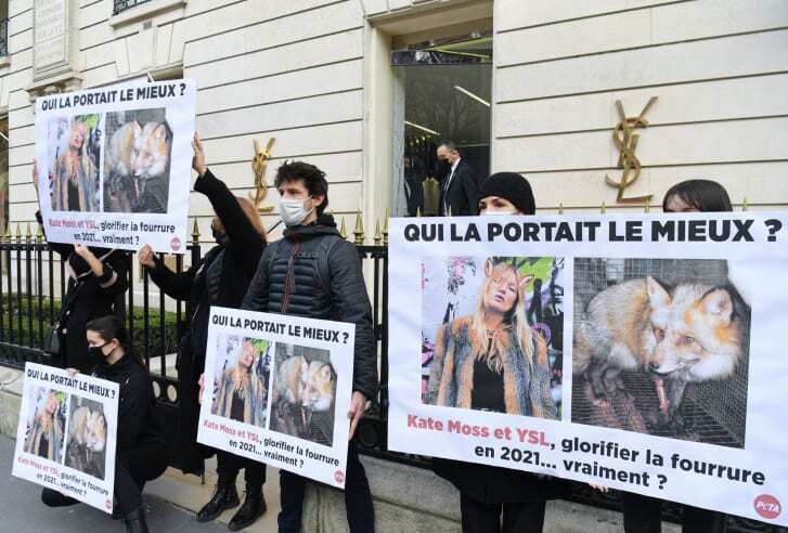２０２１年３月、パリにあるイヴ・サンローランの店舗前で毛皮の使用停止をブランドに訴える動物保護団体の活動家ら/Alain Jocard/AFP/Getty