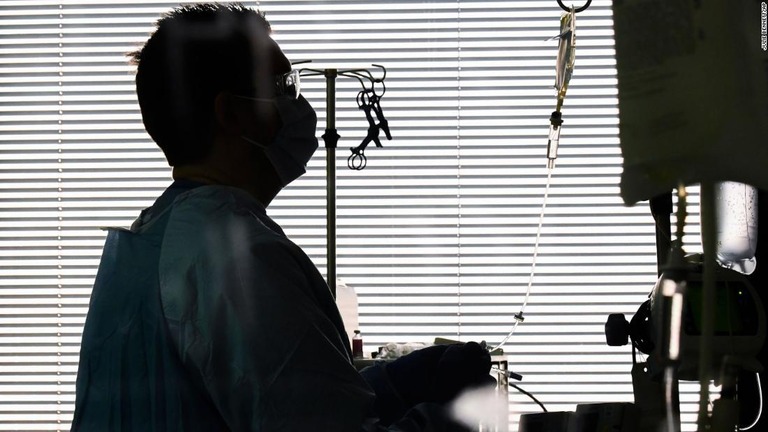米アラバマ州の医療施設でコロナ患者向けの点滴の中身を確認する医療従事者/Julie Bennett/AP