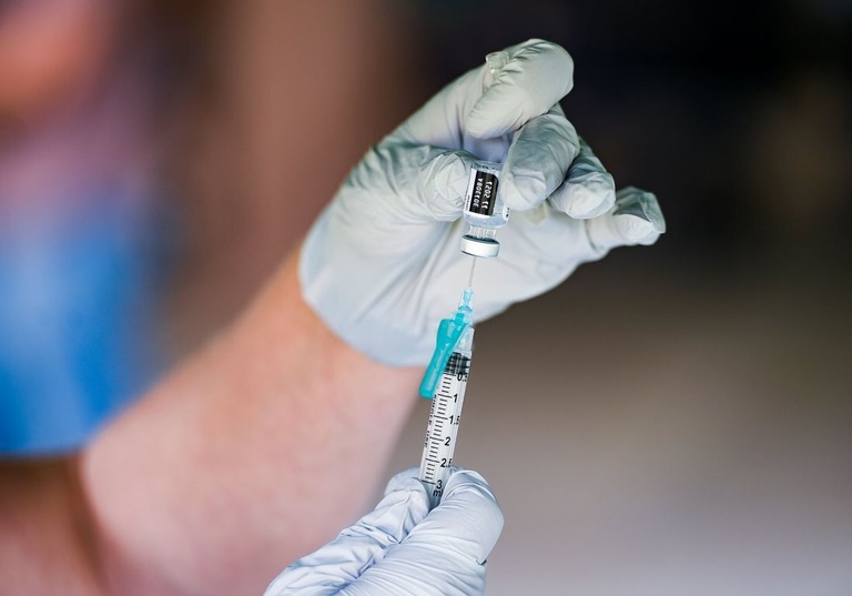 看護師によって注射器に充填されるファイザー製ワクチン/Ben Hasty/MediaNews Group/Reading Eagle/Getty Images