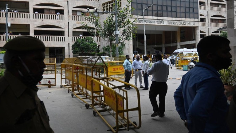 インドの裁判所で殺人事件の被告が弁護士を装った男２人に射殺された/Money Sharma/AFP/Getty Images