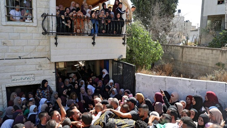 イスラエル軍に殺害されたパレスチナ人、オサマ・ソブさんの葬儀に訪れた弔問客ら＝２６日、ヨルダン川西岸地区/Jaafar Ashtiyeh/AFP/Getty Images