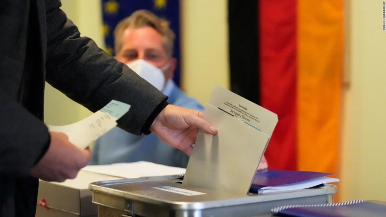 ベルリンの投票所で票が投じられる様子。連邦選挙管理官が公表した暫定結果でＳＰＤが僅差で得票率トップに/Markus Schreiber/AP