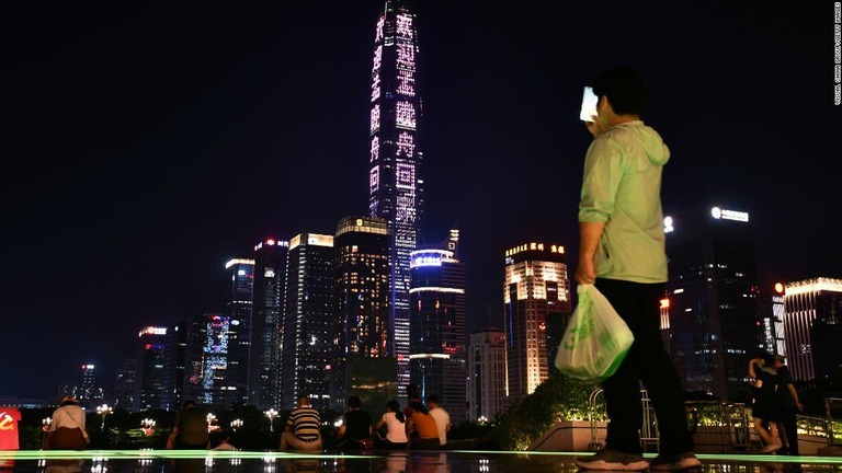 高い高層ビルにも孟氏の帰国を歓迎するメッセージが点灯した/Visual China Group/Getty Images