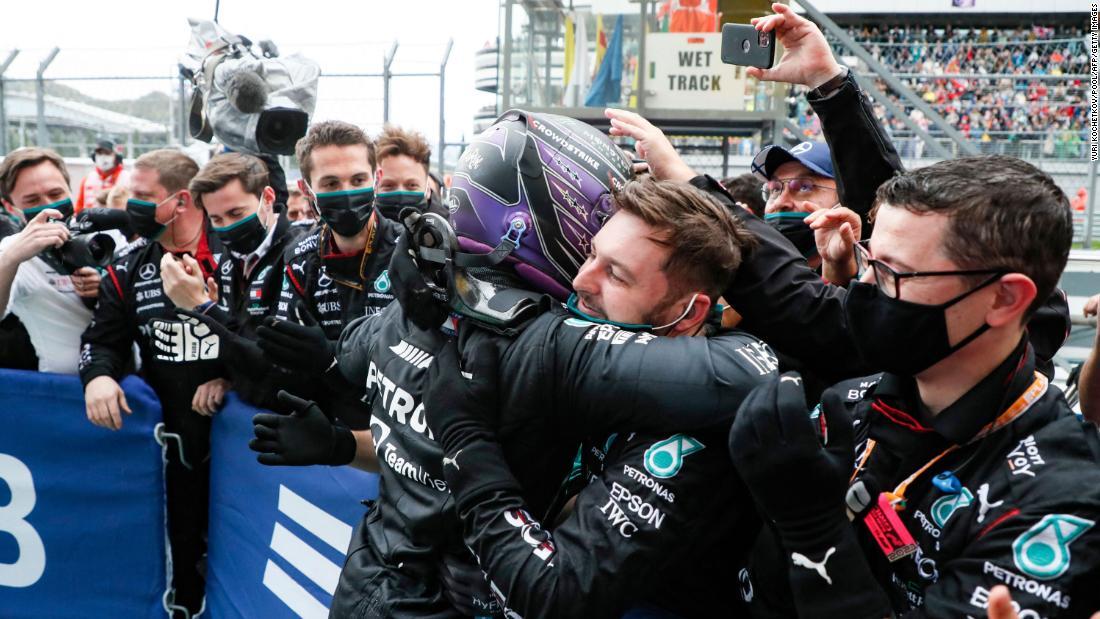 勝利を喜ぶハミルトン(中央)/Yuri Kochetkov/Pool/AFP/Getty Images