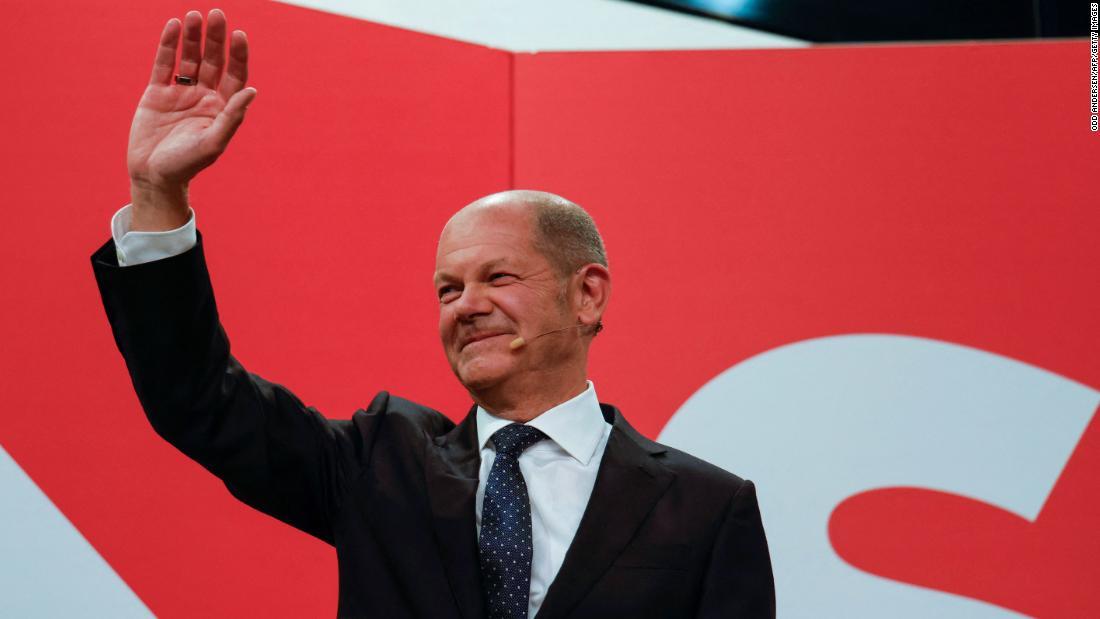 SPD本部で手を振るショルツ副首相/Odd Andersen/AFP/Getty Images